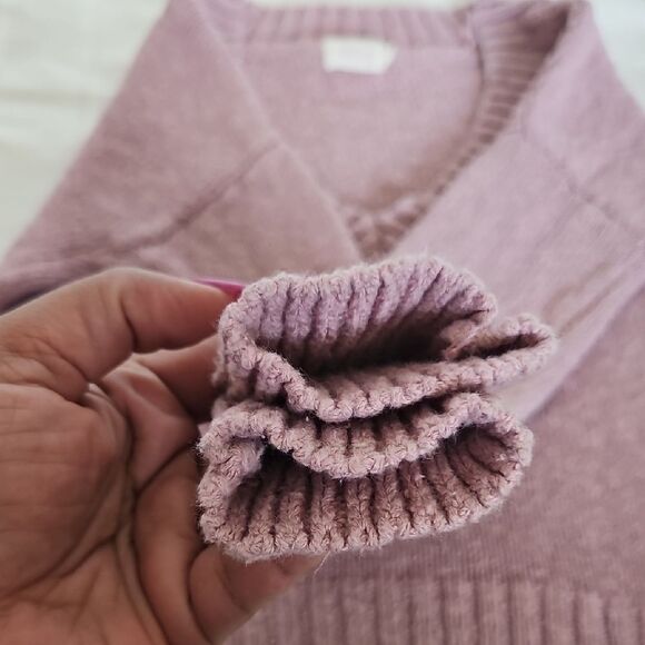 Pink V-Neck Sweater with Long Sleeves - Picture 15 of 16